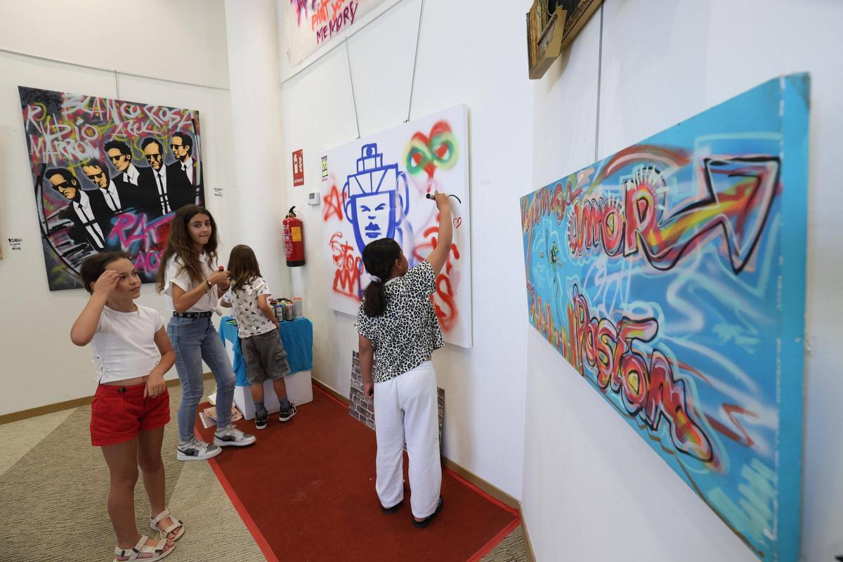 Mira todas las imágenes de la inauguración de la exposición del artista Boke en el Club Diario de Ibiza