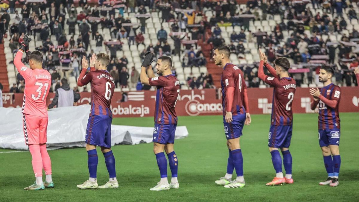 Jugadores del Eldense saludan a la afición en el último partido de LaLiga Hypermotion