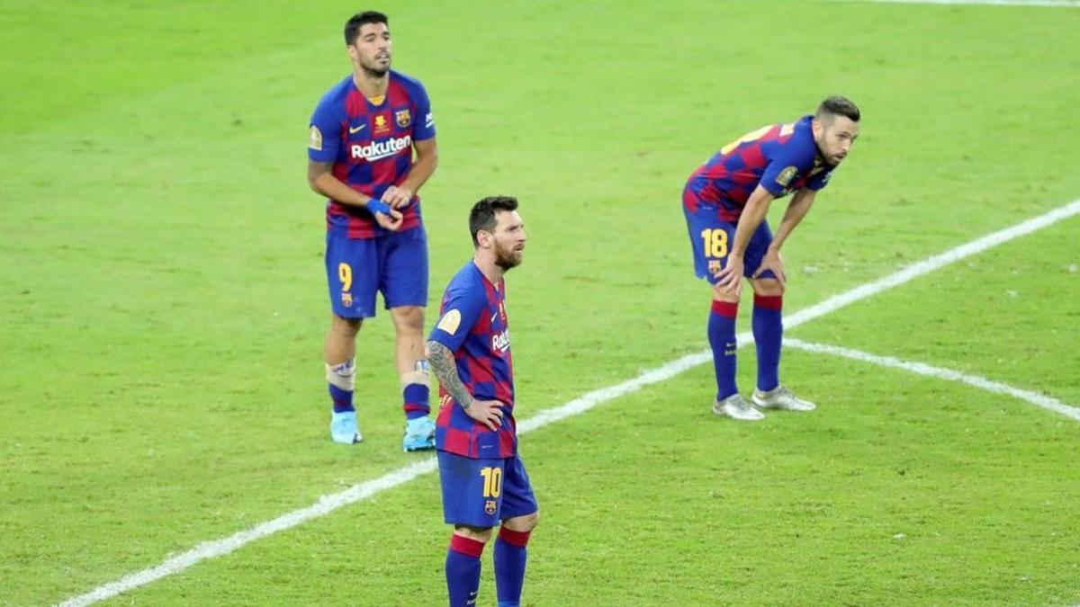 Messi, Suárez y Alba, abatidos tras la derrota ante el Atlético.