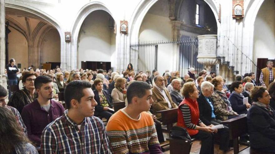 Asistentes a la misa de ayer en la parroquia de Santo Domingo.