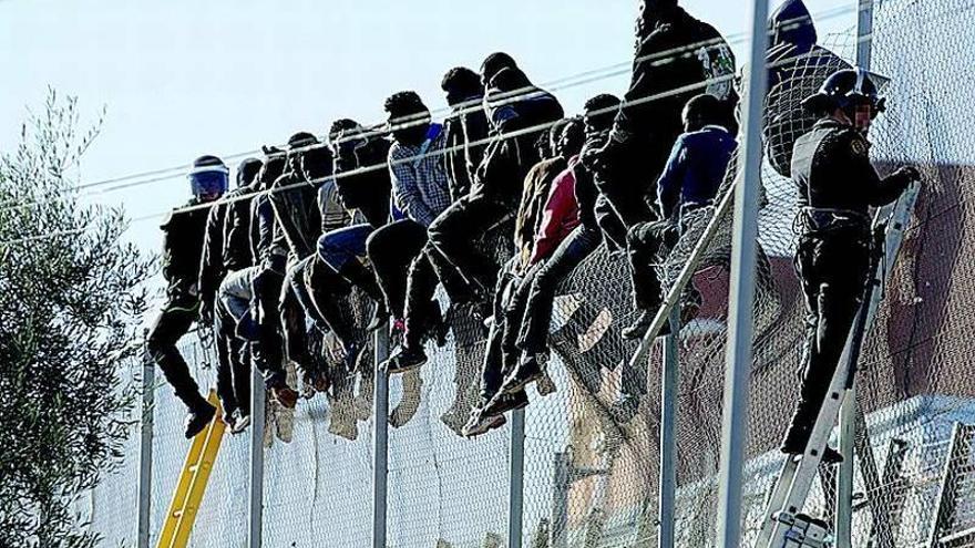 30 subsaharianos pasan diez horas colgados en la valla de Melilla