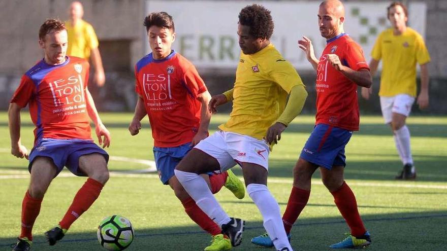 Carlos Arturo Sánchez controla un balón en un partido. // N. P.