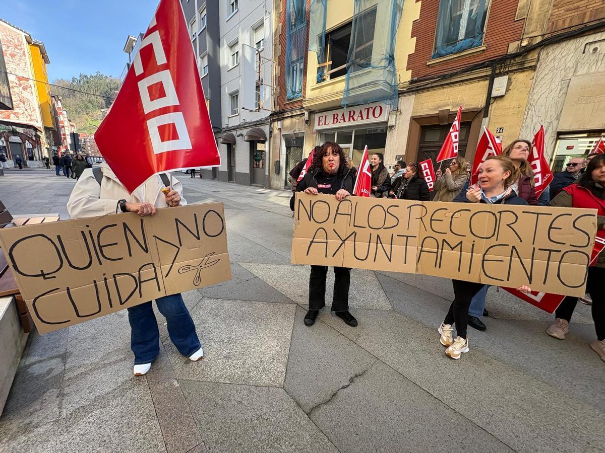Concentración contra los recortes en la Residencia de mayores Valle del Caudal, en Mieres