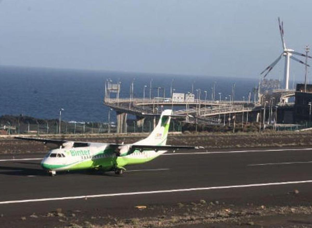 Un vuelo de Binter sobre la plataforma del aeropuerto de Mazo.