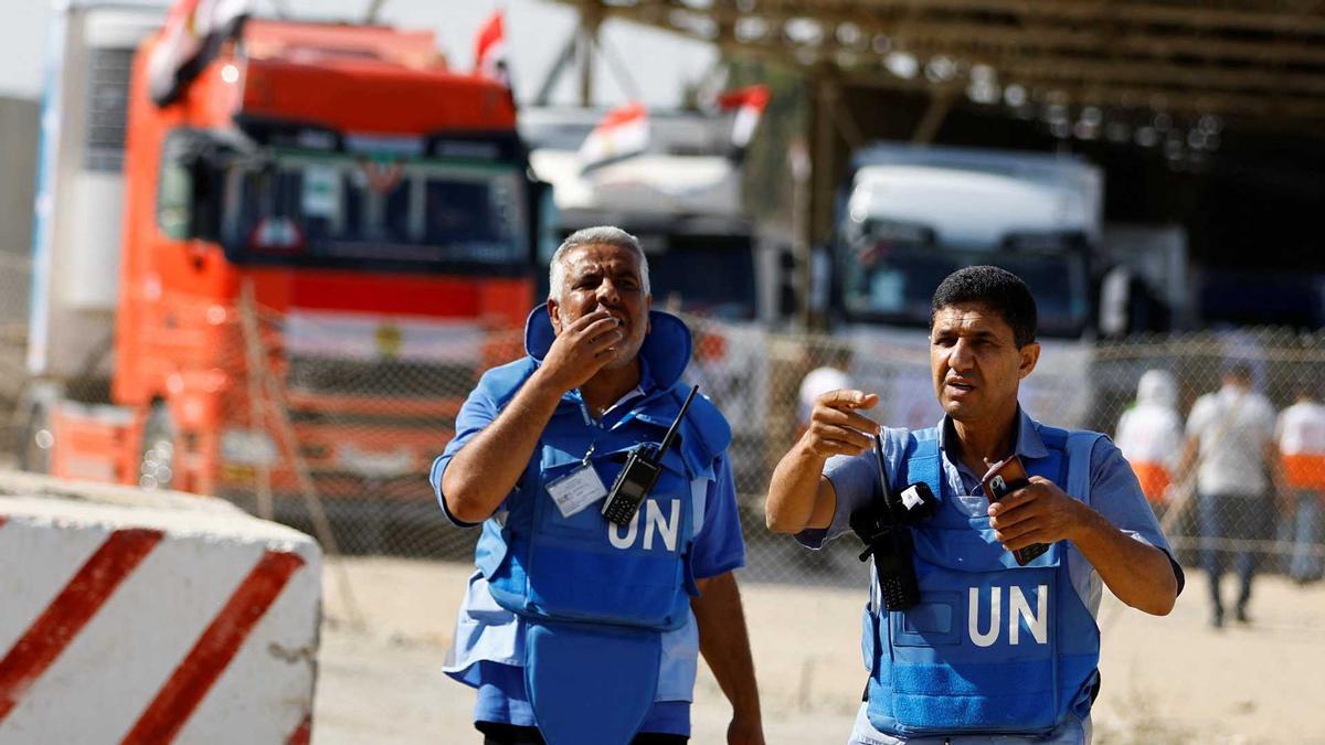 Treballadors de l'ONU amb els camions que transporten ajuda humanitària.