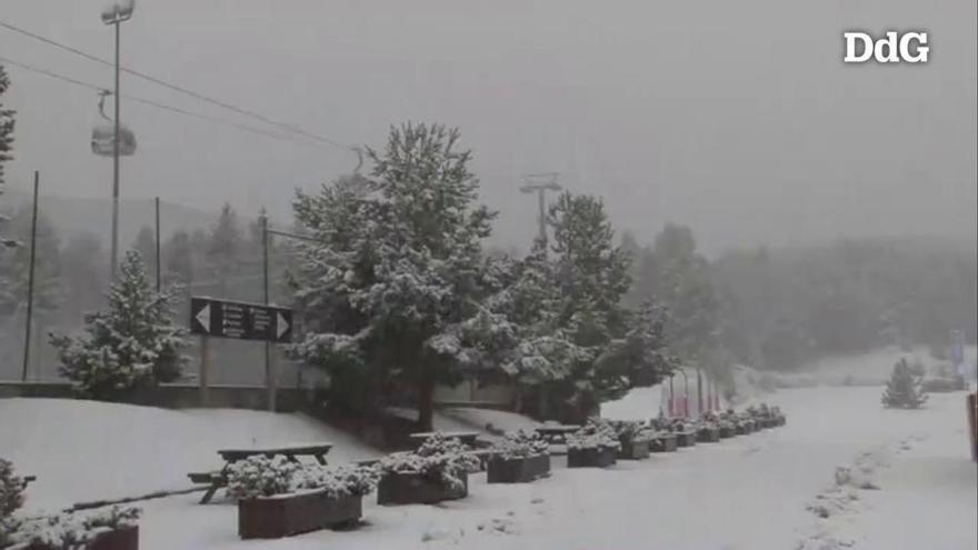 La neu caiguda aquest dijous emblanquina el paisatge de la Cerdanya