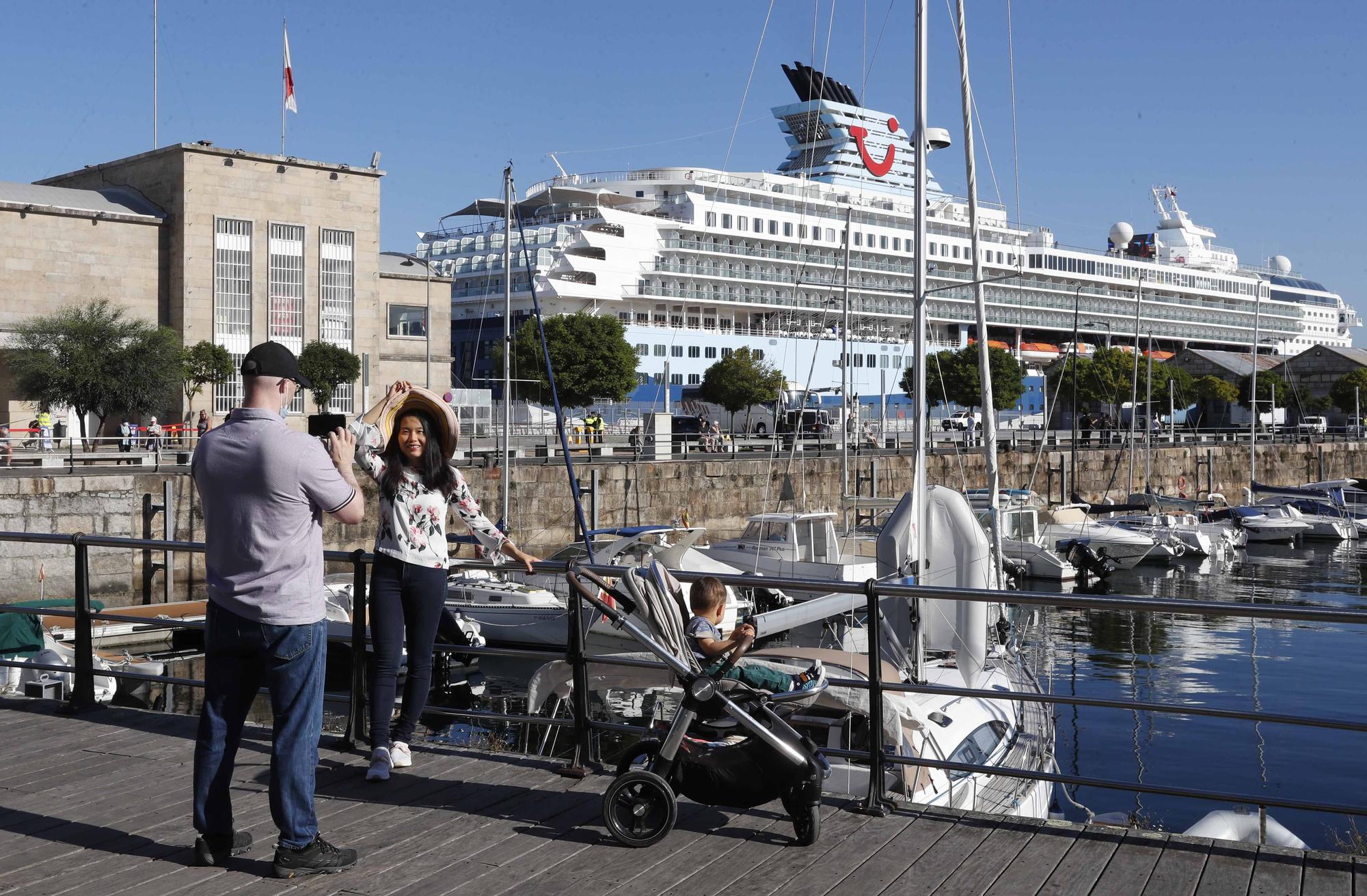 Miles de cruceristas desembarcan en Vigo