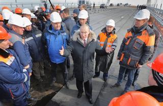 Rusia asfixia los puertos de Ucrania tras la apertura del puente de Crimea