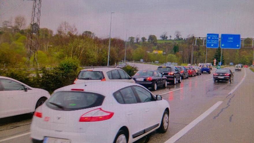 Un accidente provoca un atasco kilométrico en la ronda de Oviedo