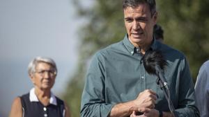 El presidente del Gobierno, Pedro Sánchez, durante su visita a O Barco de Valdeorras (Ourense) para conocer sobre el terreno los trabajos de extinción de los incendios en Galicia, este 19 de julio de 2022.