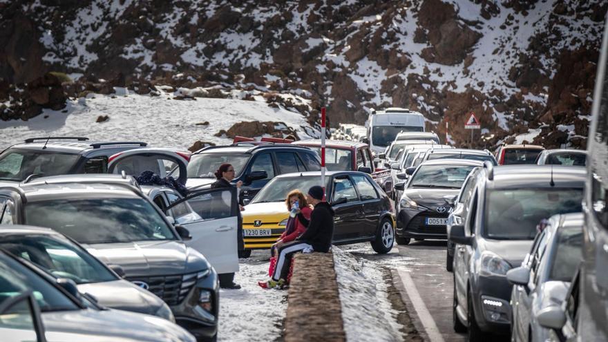 Pillan a dos personas circulando por una de las vías cerradas del Teide
