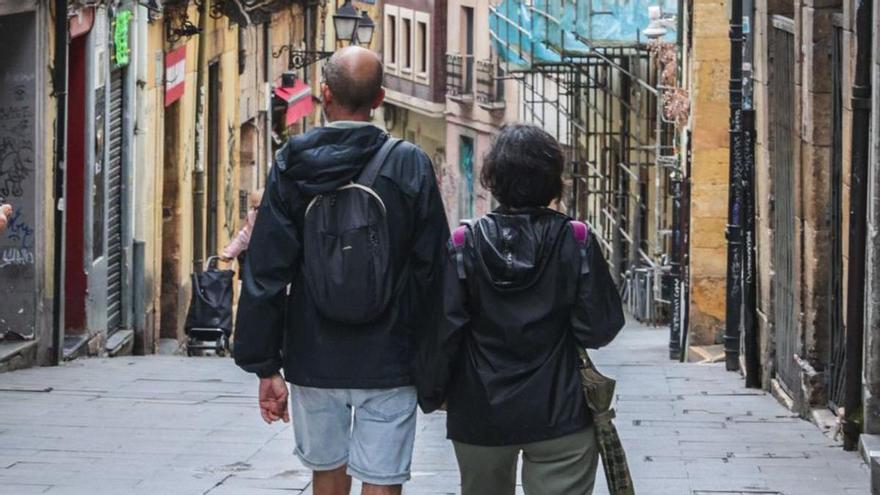 Dos turistas pasean por el casco antiguo de Oviedo. | Irma Collín