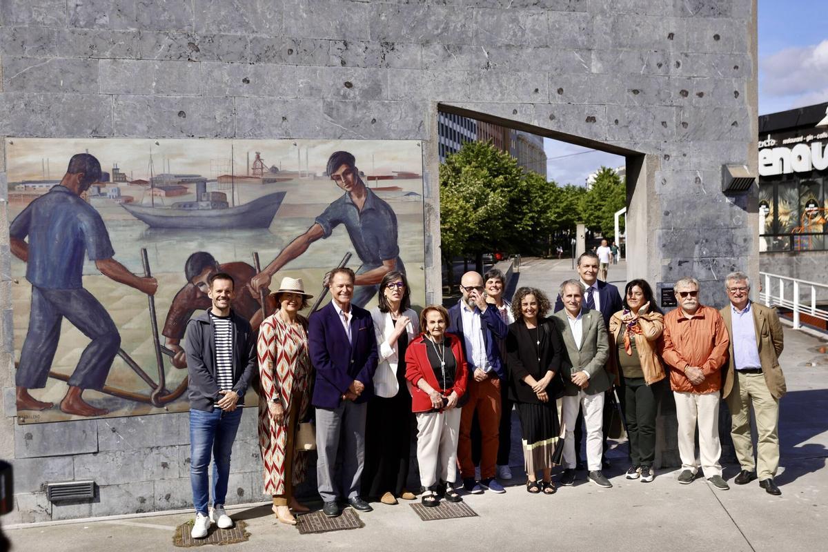 Playa de Poniente. Presentación de la exposición "Lienzos de museo a pie de calle. Gijón, sus gentes y el mar" ', impulsada por los rotarios. Estará Roqueni..