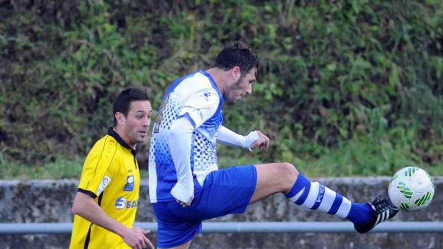 Prendes trata de controlar el balón ante el entreguín Omar.