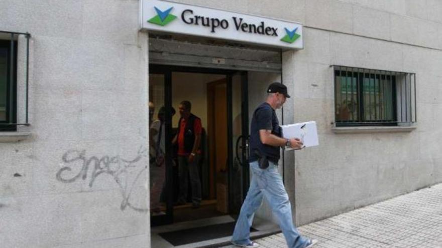 Agentes de Vigilancia Aduanera se llevan documentación tras registrar la sede ourensana de Vendex. / iñaki osorio