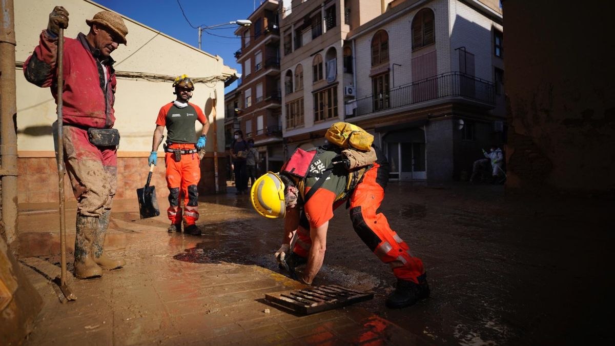Un bombero intenta desembozar las alcantarillas de la zona cero