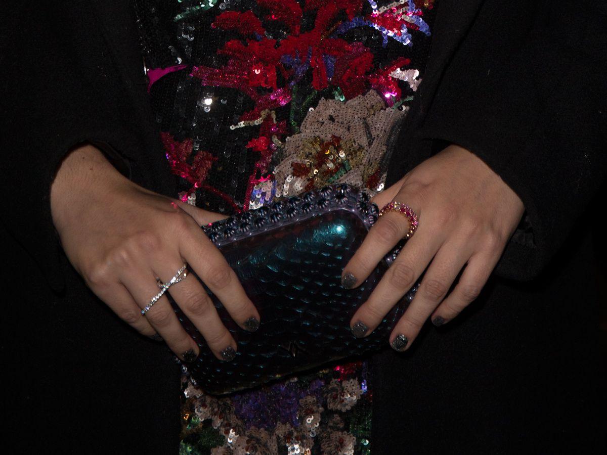 Detalle de las joyas, clutch y manicura de Blanca Suárez