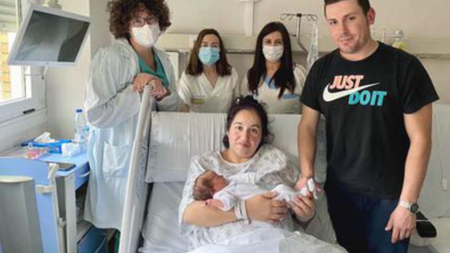 Naiara, primer bebé de 2023 nacido en el hospital de Verín
