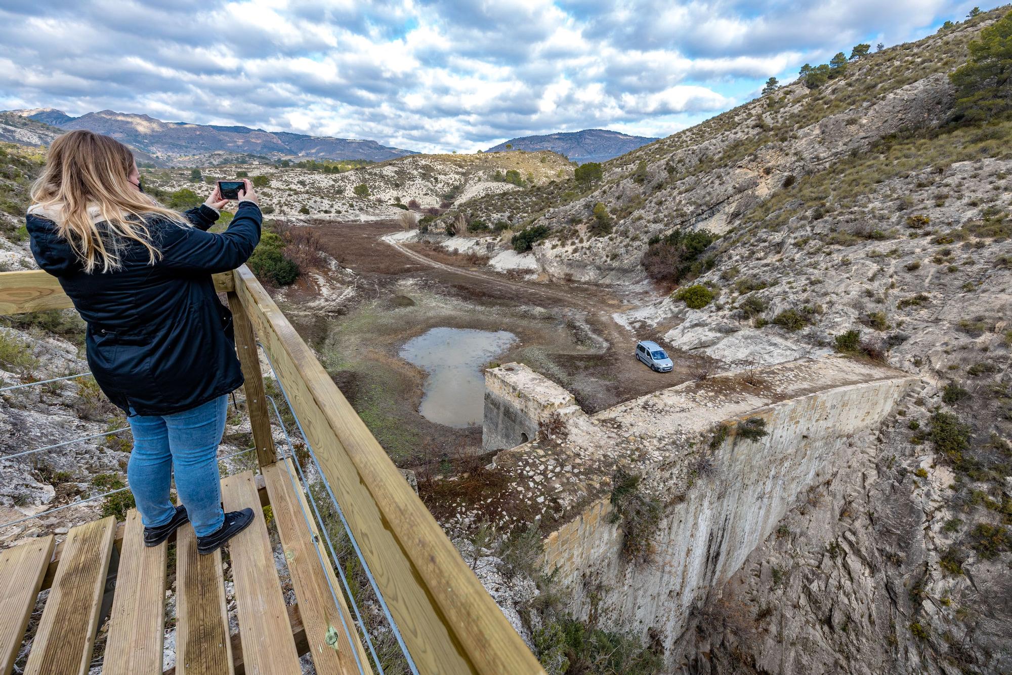 Una pasarela de madera de 212 metros anclada en la pared recorre la profunda garganta junto al antiguo pantano de Relleu