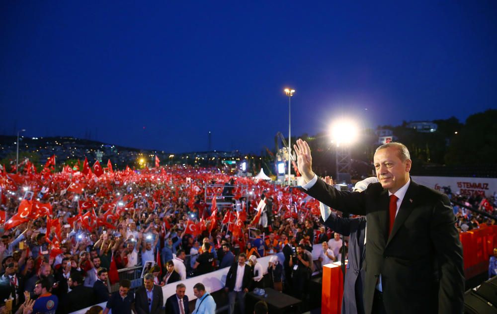 Multitudinaria marcha en Estambul en