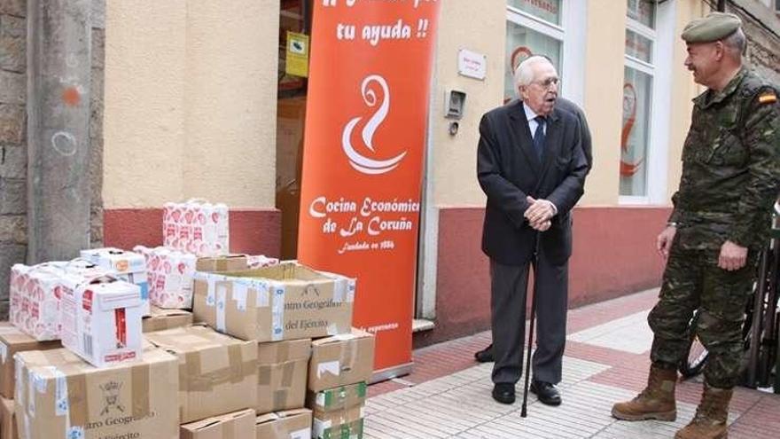 Entrega de alimentos a la Cocina Económica.