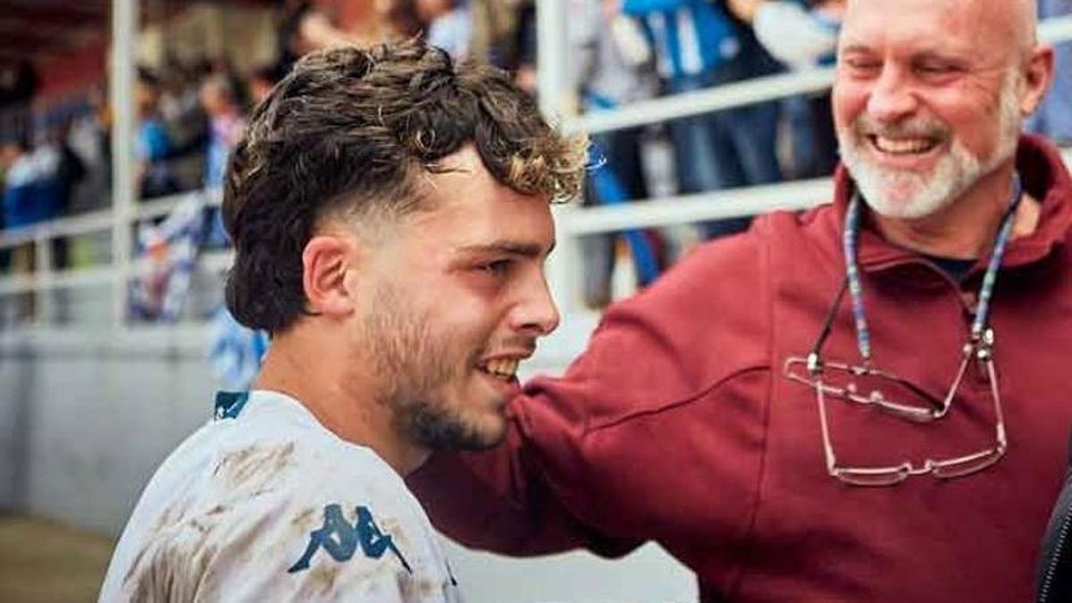 David Mella con su padre tras el ascenso del Fabril e O Barco