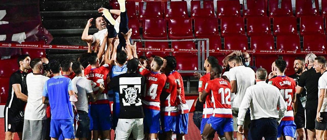 Jugadores del Granada mantean a su entrenador, Diego Martínez, tras clasificarse para Europa.