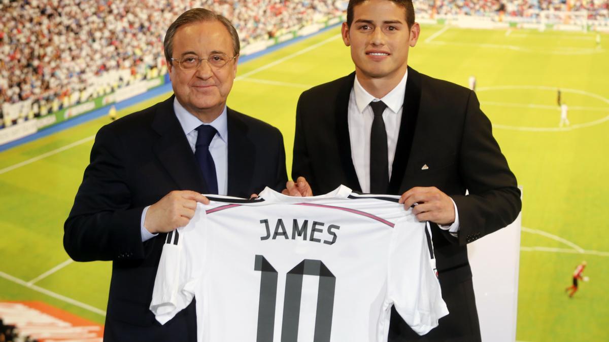 Florentino Pérez y James Rodríguez durante la presentación del jugador colombiano