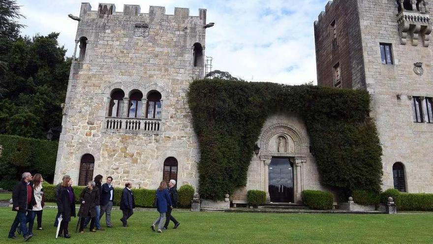 Una comitiva de políticos visita el pazo de Meirás el pasado mes de mayo.