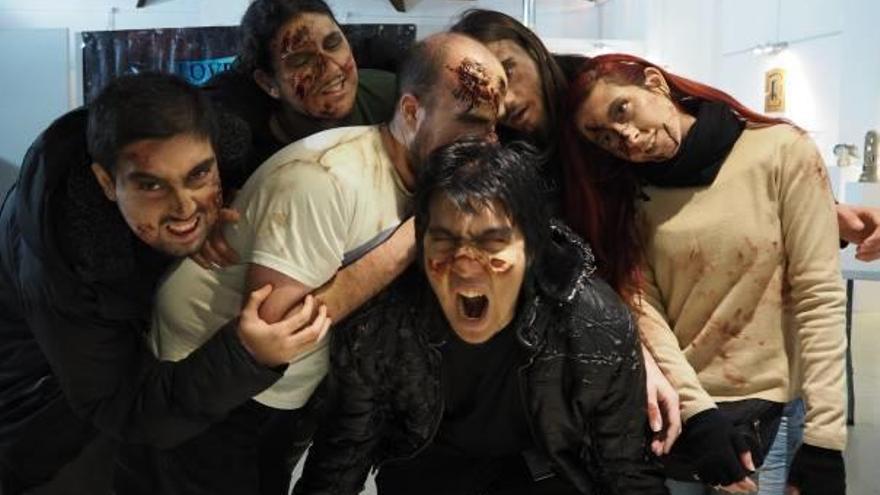 Un grupo de participantes en la gingana de temática zombie celebrada en Sueca.