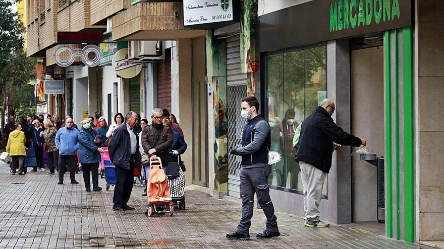 Cola de ciudadanos para entrar en un supermercado, en València, hace unos días.