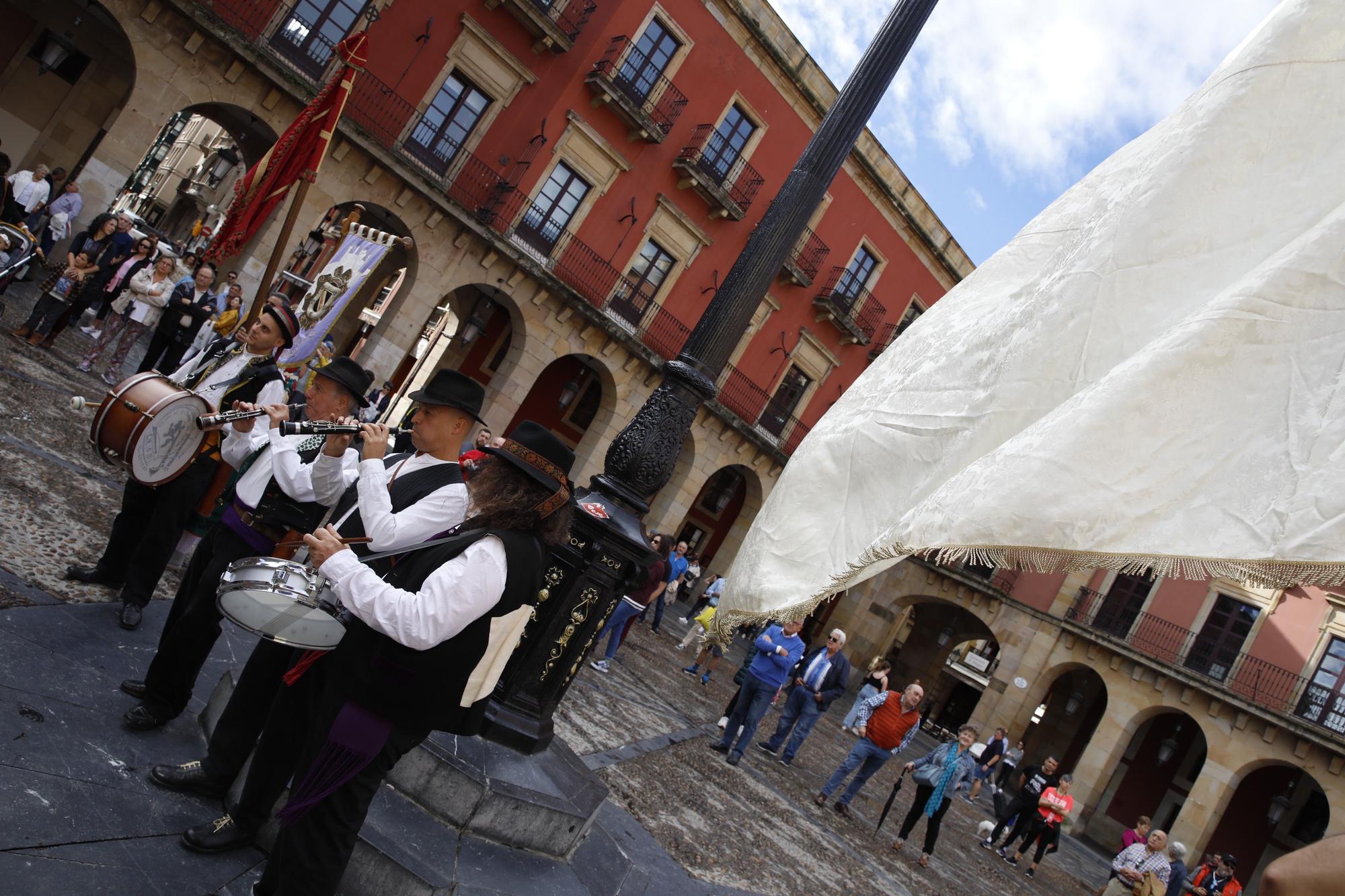 En imágenes: Gijón celebra el Día de León con bailes y el desfile de pendones