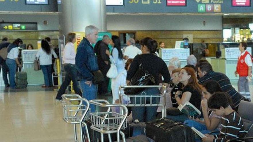 Pasajeros en la terminal del Aeropuerto de Gran Canaria. i LP / DLP