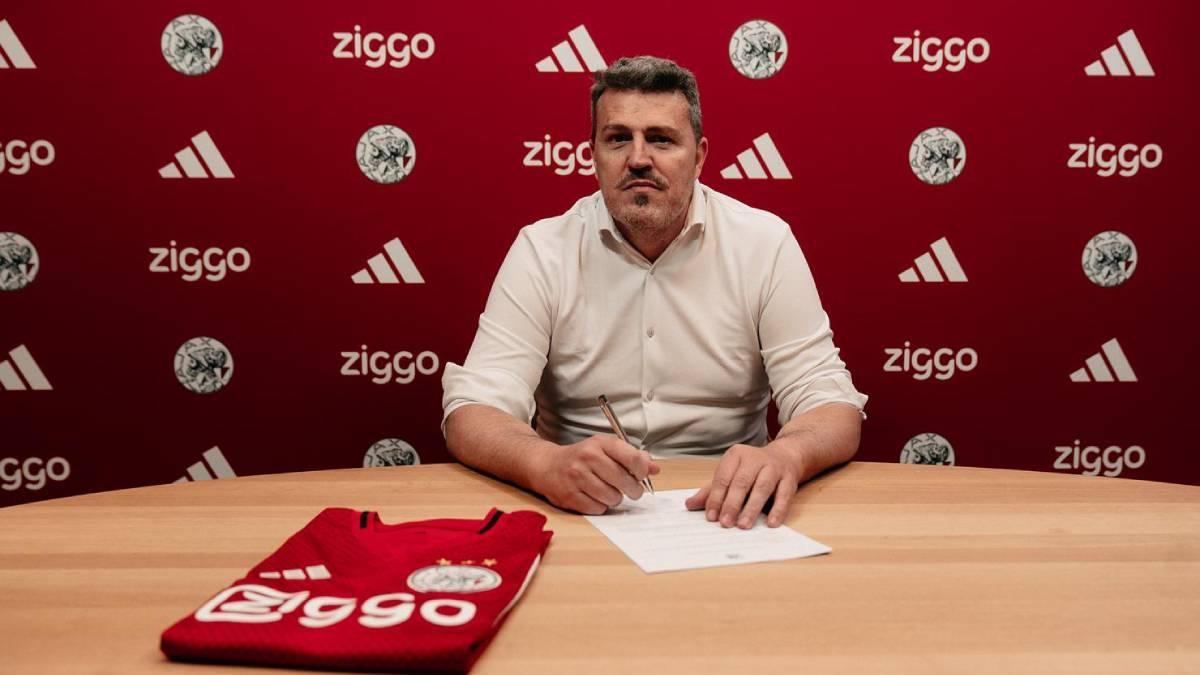 Òscar Garcia posa en el cuartel general del Ajax