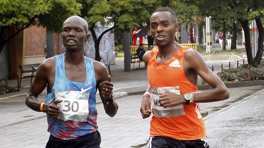 Joseph Kiprono (izquierda), junto al ganador del Maratón de Medellín.,antes de ser atropellado.