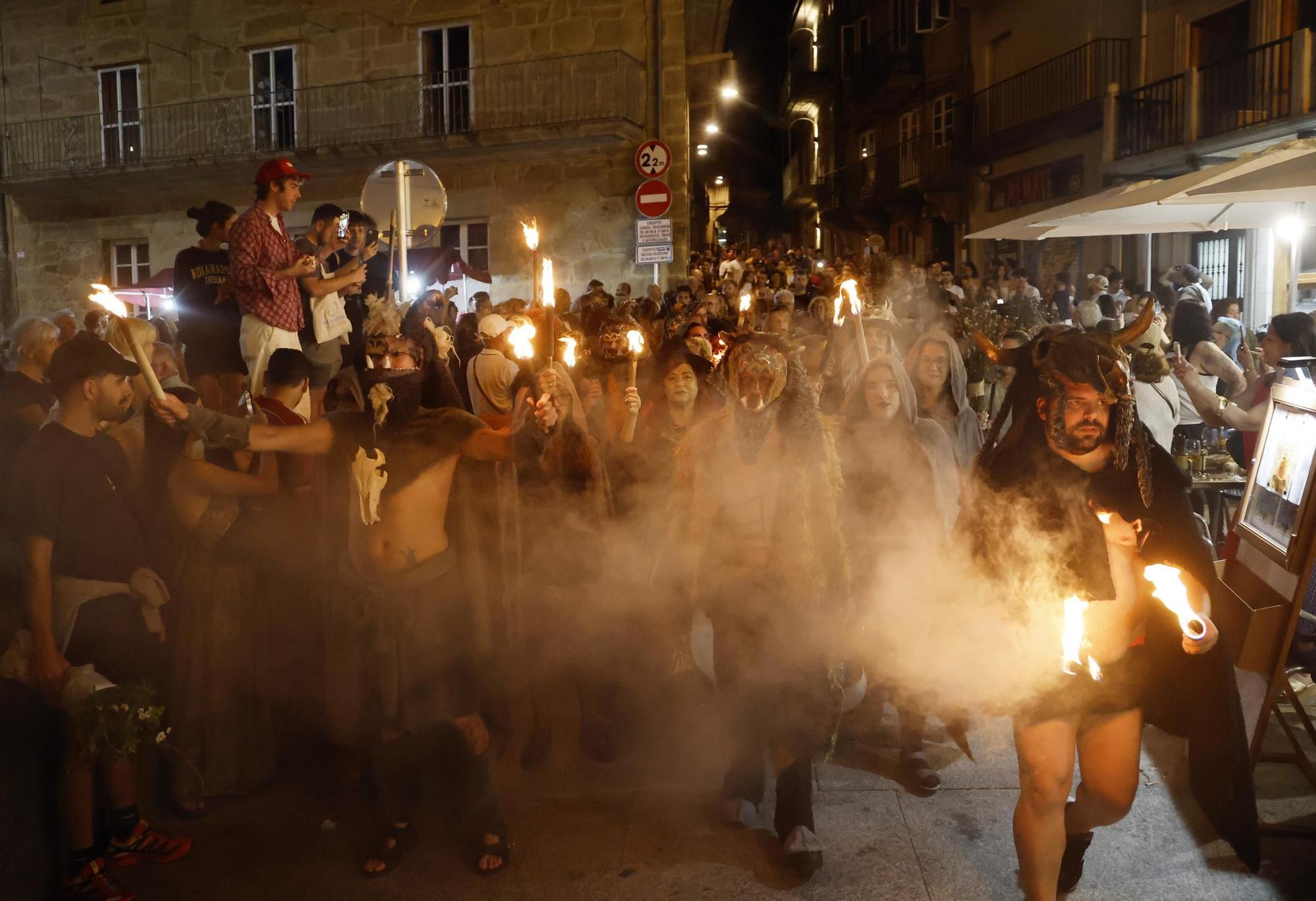 Ambientazo en las playas y plazas llenas para celebrar la noche meiga