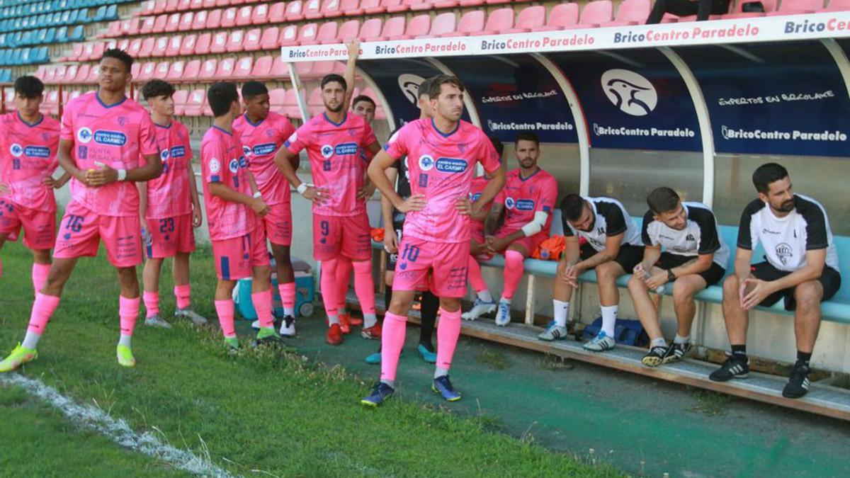 La segunda equipación del Ourense CF será rosa. |  // I.OSORIO