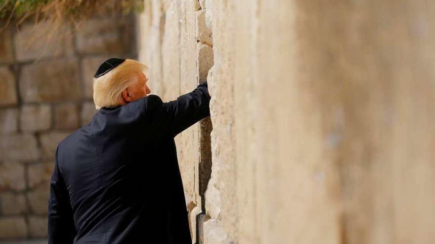 Trump cumple con la tradición dejando una nota en el Muro de las Lamentaciones, en Jerusalén. // Reuters