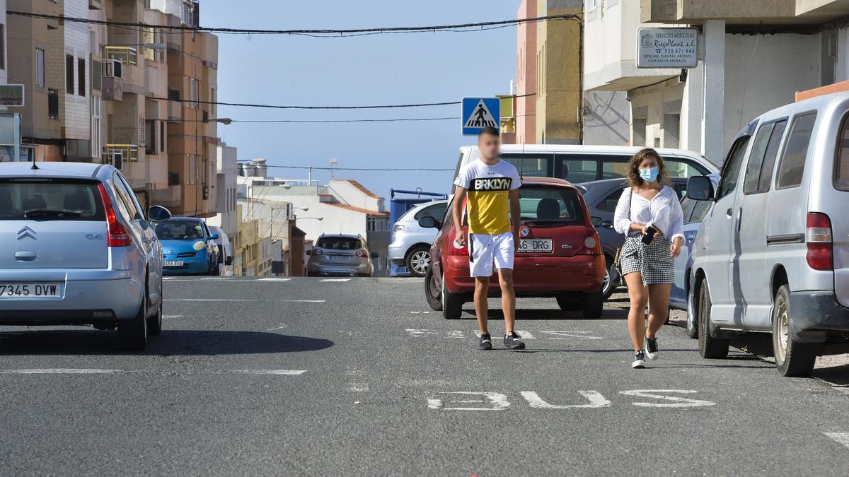 Ausencia de aceras en Almatriche.