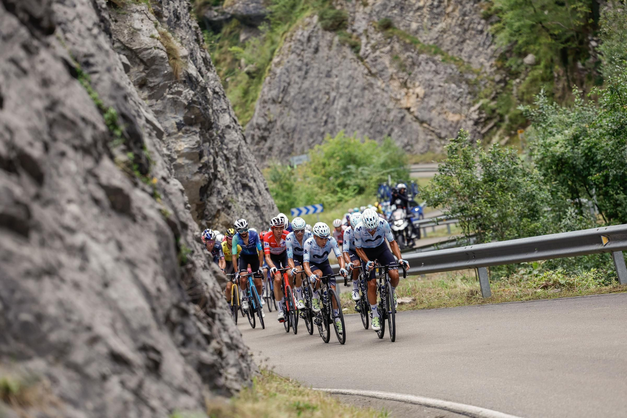 El pelotón, durante la 16ª etapa de la Vuelta, disputada entre Luanco y los Lagos de Covadonga.