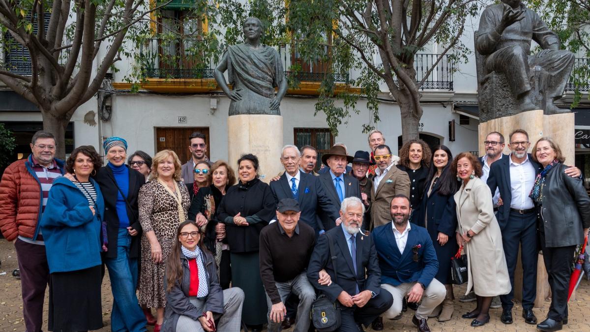 Homenaje en la estatua de Pastora Pavón, la 'Niña de los Peines', por el 55 aniversario de su muerte