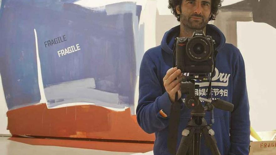 José Luis de la Parra posa junto a una de sus cámaras fotográficas. Foto cedida por J. L. P.