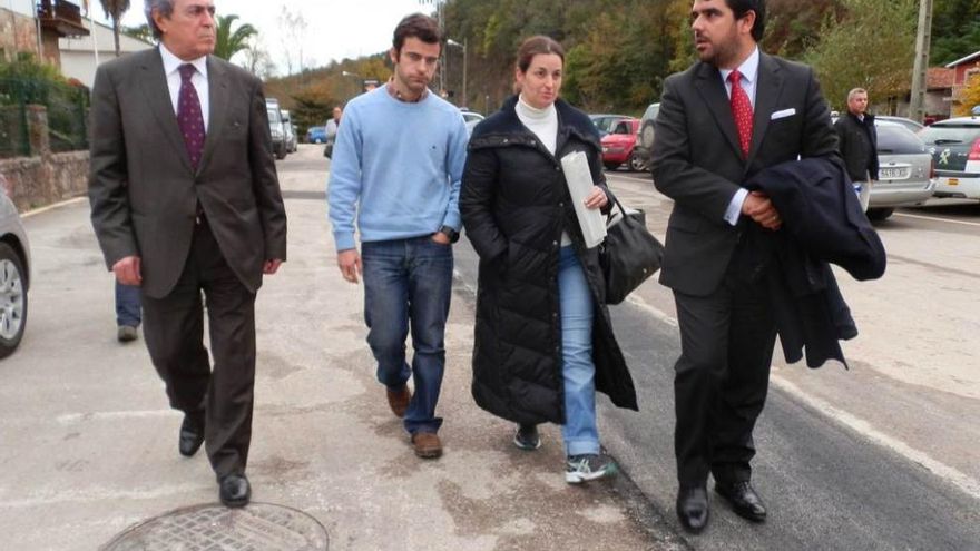 Eduardo Dias, Pedro Marinho, Sandra Dantas y João Ferreira, ayer, en Cangas de Onís. c. corte