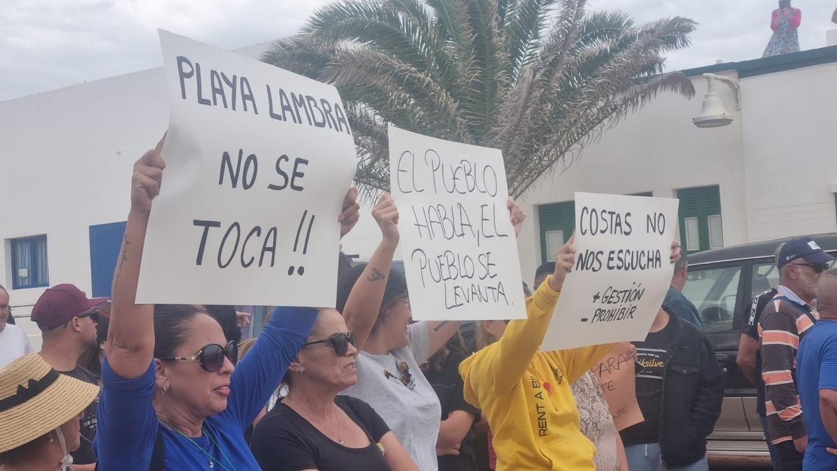 Manifestación contra el cierre del acceso a Playa Lambra