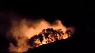 Los bomberos trabajan toda la noche para extinguir un incendio en la Sierra de Orihuela