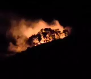 Los bomberos trabajan toda la noche para extinguir un incendio en la Sierra de Orihuela