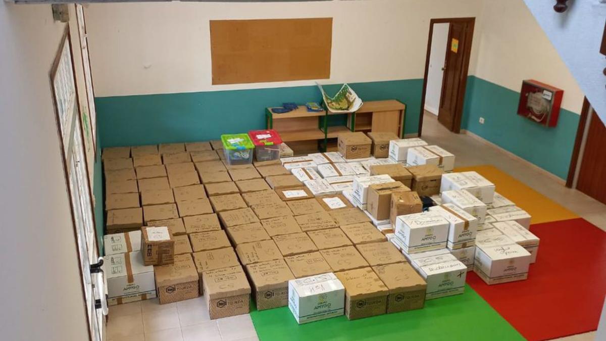 Las cajas con los más de 5.000 títulos que se trasladarán al Centro Social do Mar.