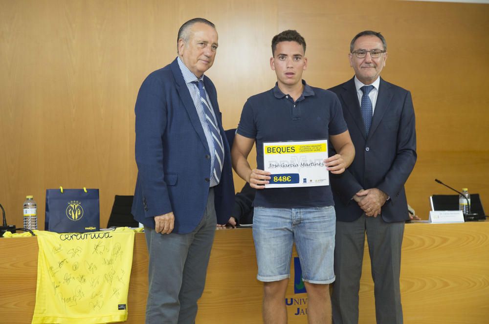 Entrega de las becas Endavant Formació del Villarreal CF