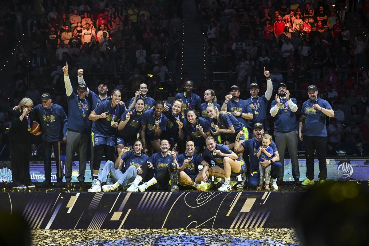 Las jugadoras del Praga celebran el título de la Euroliga el año pasado en el Príncipe Felipe