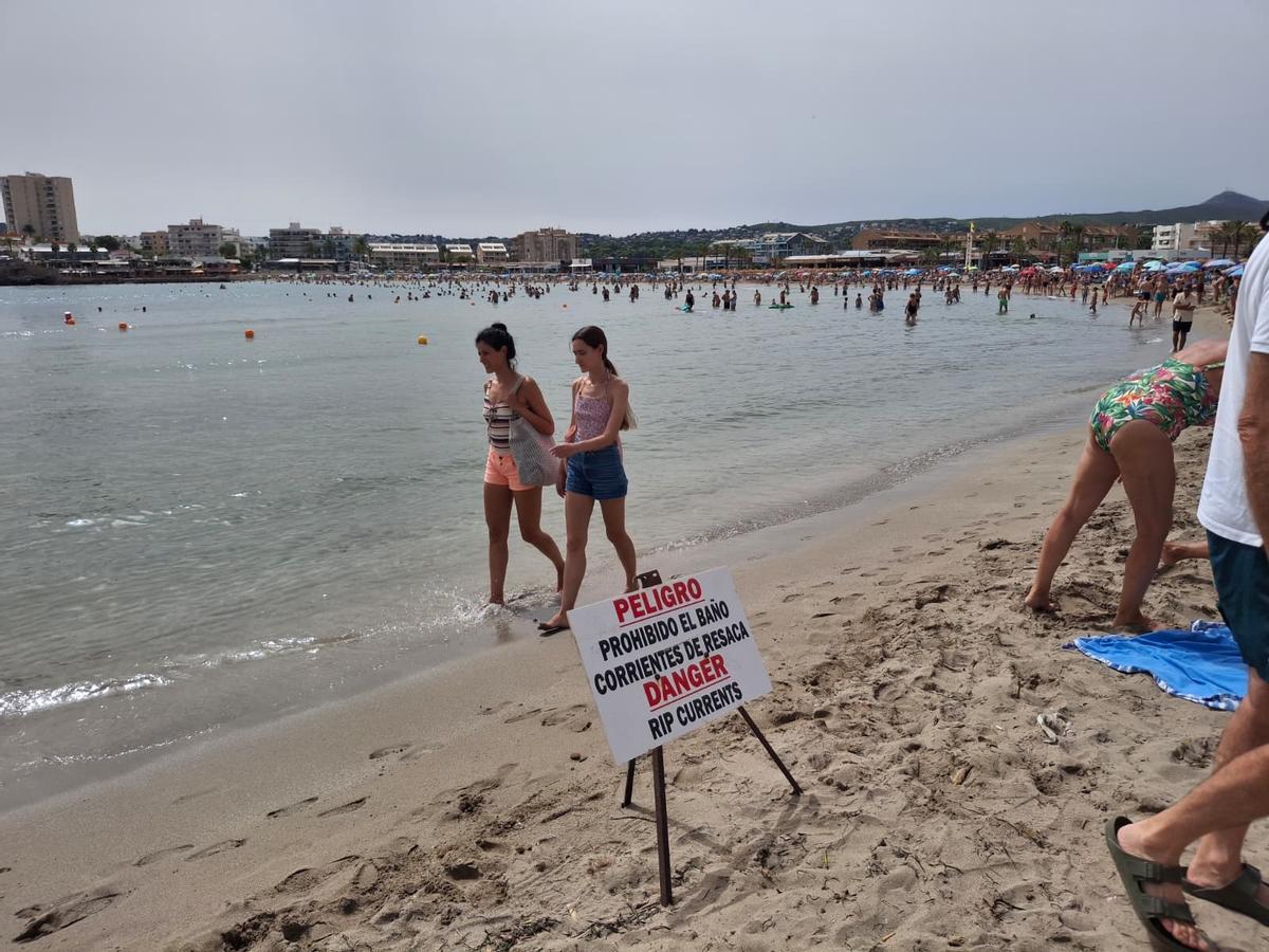 Cartel que avisa de que en este tramo norte de la playa está prohibido el baño